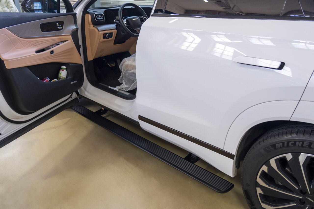 Jaecoo J8 (2024)125000 ₽ комплект порогов 15000 ₽ установка порогов